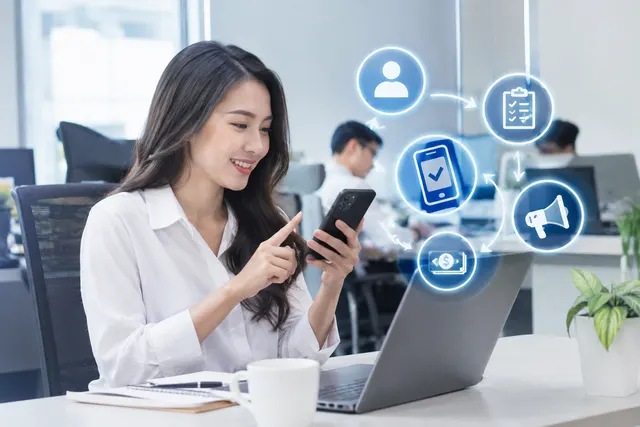 Ilustrasi kontributor digital mengerjakan misi sosial media menggunakan smartphone di JagoTrending Partner